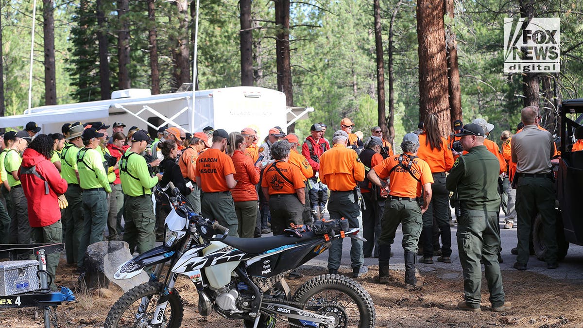 Search and rescue team is briefed on Kiely Rodni
