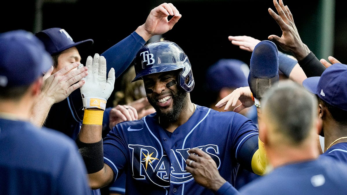 Yandy Diaz greeted in dugout