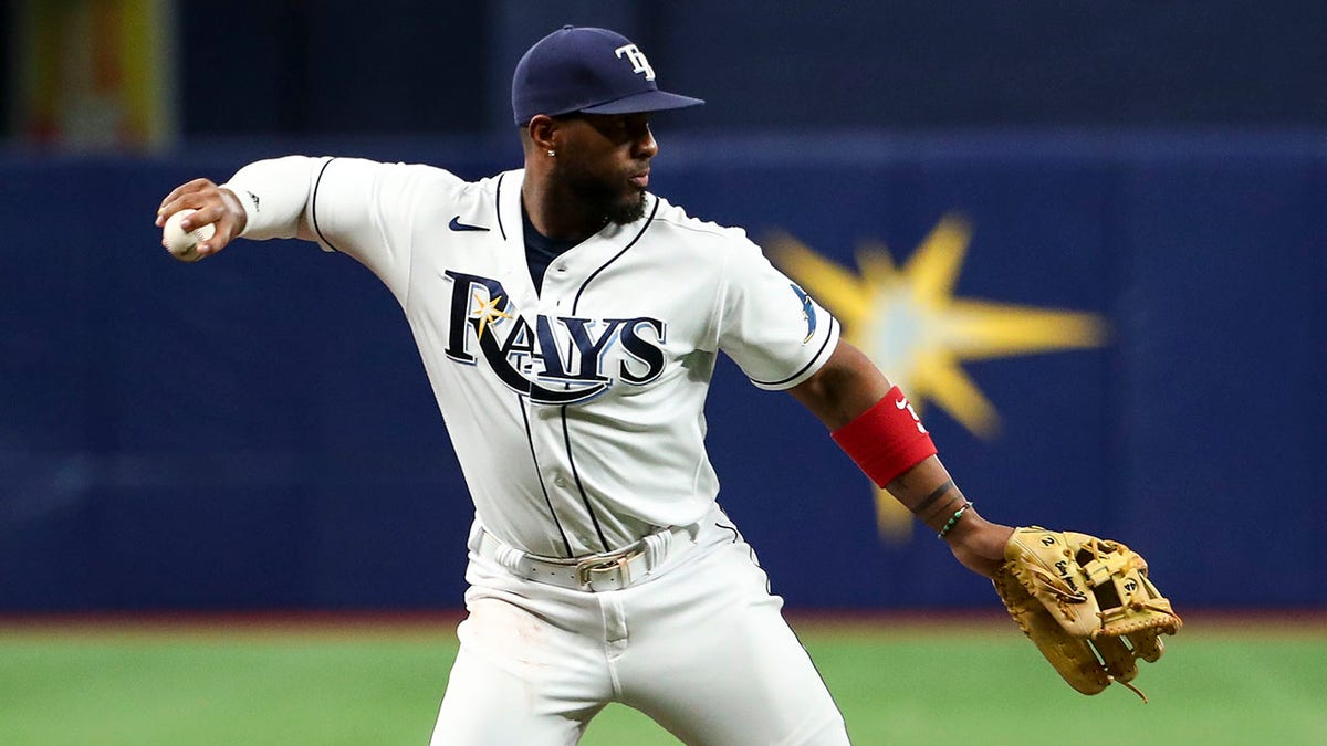 Yandy Diaz throwing