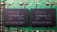 US considers cutting back on memory chip supplies to China