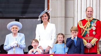 Queen Elizabeth makes surprise appearance on Buckingham Palace balcony during Platinum Jubilee finale