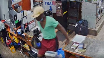 Elderly man defending NYC laundromat from hammer-wielding detergent bandit caught on cam