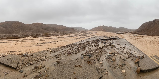 Las inundaciones cerraron todas las carreteras alrededor del Parque Nacional Death Valley el 5 de agosto de 2022.