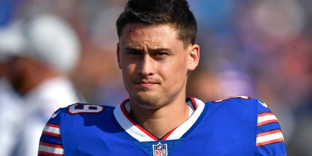 El pateador de los Buffalo Bills, Matt Araiza, camina al margen durante la primera mitad de un partido de pretemporada de la NFL contra los Indianapolis Colts en Orchard Park, Nueva York, el 13 de agosto de 2022.