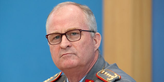 Eberhard Zorn, inspecteur général de la Bundeswehr, assiste à une conférence de presse sur les mesures de confinement des coronavirus soutenues par la Bundeswehr à Berlin, Allemagne, le 19 mars 2020. 