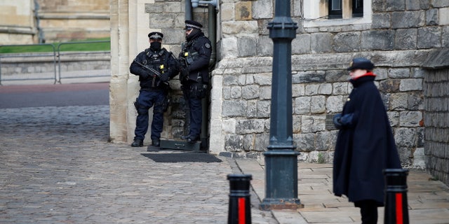 La policía está esperando frente al Castillo de Windsor.