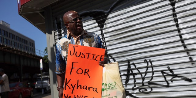 Community activist Calvin Hunt calls for justice by a street-side memorial where, volgens die NYPD, an 11-year-old girl was fatally caught in the crossfire of a shooting in the Bronx borough of New York City, Mei 17, 2022.