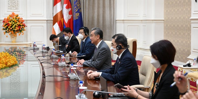 Le ministre chinois des Affaires étrangères Wang Yi s'exprime lors d'une réunion avec le Premier ministre cambodgien Hun Sen à Phnom Penh, Cambodge, le 3 août 2022. 