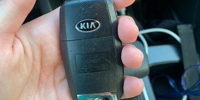 Los usuarios de TikTok están publicando videos bajo el hashtag. "Kia Boyz" enseñando a las personas cómo encender vehículos Kia o Hyundai sin llaves usando la punta de un cargador de teléfono o un cable USB, lo que incitó a los jóvenes de todo el país a intentar el desafío.