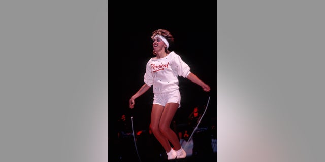Olivia Newton-John se apresenta em concerto por volta de 1982 em Nova York.