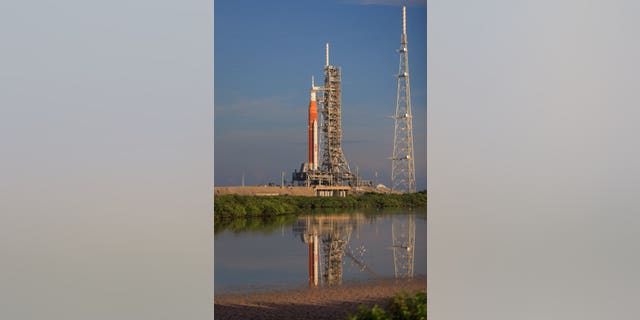 Na odpalovací rampě je raketa NASA Space Launch System (SLS). 