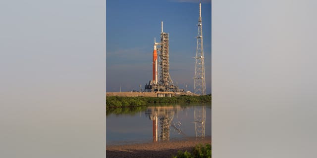 La fusée Space Launch System (SLS) de la NASA est sur la rampe de lancement.