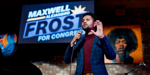 Maxwell Alejandro Frost, candidat progressiste au Congrès, lors d'un événement de campagne.