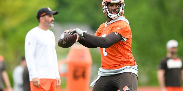 Jacoby Brissett throws during the Cleveland Browns' OTAs at CrossCountry Mortgage Campus on May 25, 2022, in Berea, Ohio.