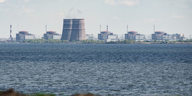 Datei: Gesamtansicht des Kernkraftwerks Zaporizhzhya in der von Russland kontrollierten Region Enerhodar, gesehen von Nikopol am 27. April 2022. 