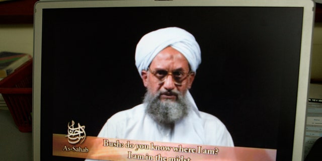 BESTAND - Zoals te zien op een computerscherm van een dvd die is gemaakt door Al-Sahab-productie, spreekt Ayman Al Zawahri van Al Qaeda op 20 juni 2006 in Islamabad, Pakistan.