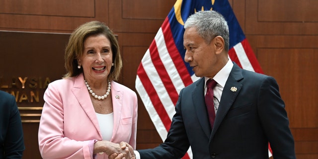 这张由马来西亚新闻部拍摄并发布的讲义照片，美国众议院议长南希佩洛西（左）于 2022 年 8 月 2 日星期二在吉隆坡国会大厦会见马​​来西亚议会议长阿扎尔阿齐赞哈伦。 
