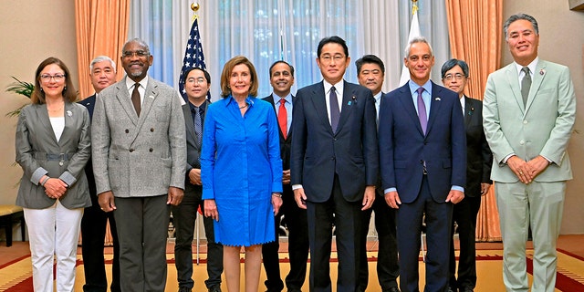La présidente de la Chambre des États-Unis, Nancy Pelosi, à l'avant, au centre à gauche, et sa délégation du Congrès posent pour une photo avec le Premier ministre japonais Fumio Kishida, au centre à droite, avant un petit-déjeuner à la résidence officielle du Premier ministre à Tokyo.
