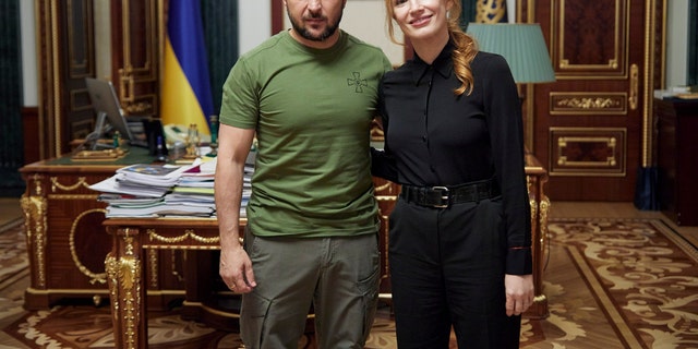 Oekraïnse president Volodymyr Zelenskyy, links, and American actress Jessica Chastain pose for a photo in Kyiv, Oekraïne, Aug.. 7, 2022.