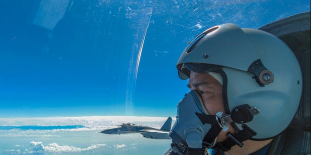 Ein Pilot der chinesischen Luftwaffe nimmt am 7. August 2022 an einer Kampfübung in der Nähe von Taiwan teil.  (Über Wang Sinchao/Xinhua AP)