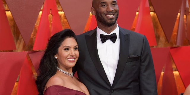 Vanessa Bryant, izquierda, y Kobe Bryant llegan a los Premios de la Academia en Los Ángeles, el 4 de marzo de 2018.