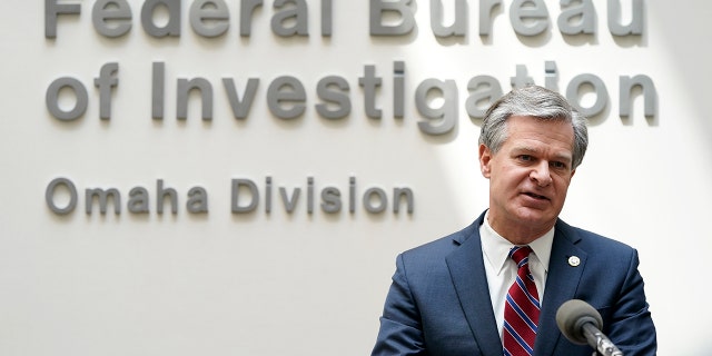 Direktur FBI Christopher Wray berbicara dalam konferensi pers di Omaha, Nebraska.