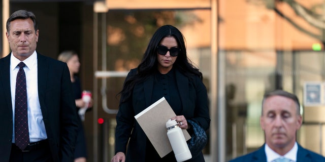 Vanessa Bryant, al centro, la viuda de Kobe Bryant, sale de un juzgado federal en Los Ángeles, el miércoles 10 de agosto de 2022. 