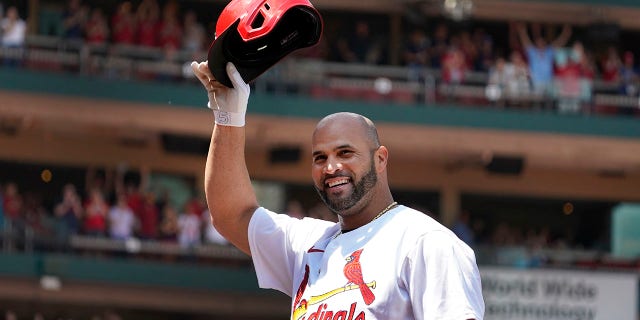 Albert Pujols, de los St. Louis Cardinals, muestra su sombrero después de conectar un grand slam en la tercera entrada de un juego contra los Colorado Rockies el 18 de agosto de 2022 en St. Louis. 