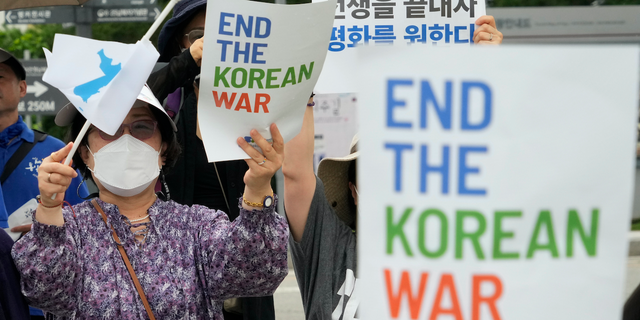 FILE - 2022년 7월 23일 토요일, 남북한 접경지역인 파주 임진각에서 열린 한반도 평화통일 집회에서 참가자가 통일기를 흔들고 있다. (AP 사진/안영준 , 파일)