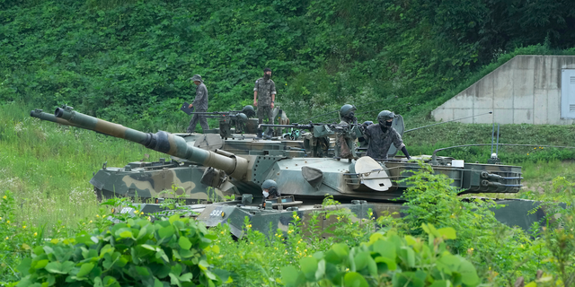 파일 - 2022년 7월 27일 수요일, 북한과 접한 대한민국 파주의 훈련장에서 훈련을 준비하는 한국군 장병들. (AP 사진/안영준, 파일)