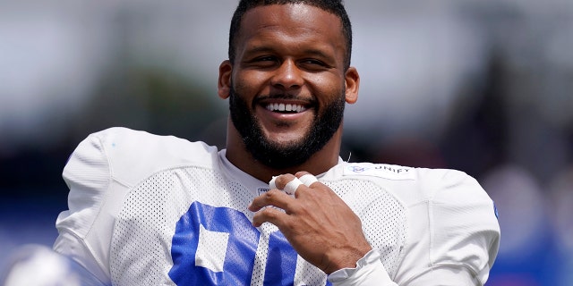 El ala defensiva de Los Angeles Rams, Aaron Donald, sonríe en la práctica el 30 de julio de 2022 en Irvine, California. 