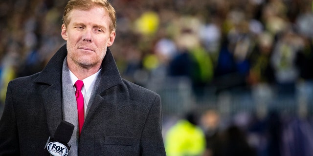 Le diffuseur de Fox Sports Alexi Lalas travaille sur le terrain avant le match entre le Nashville SC et l'Atlanta United au Nissan Stadium le 29 février 2020 à Nashville, Tennessee.