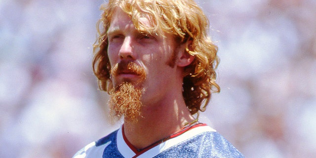 Alexi Lalas des États-Unis regarde pendant la Coupe du Monde de la FIFA 1994.