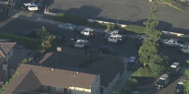 SWAT está en un enfrentamiento con un sospechoso después de que un tiroteo dejó a un oficial de policía y a otros dos heridos en Arcadia, California, el 10 de agosto de 2022.