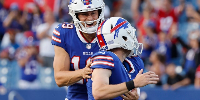 El pateador de los Bills, Matt Araiza, celebra con Tyler Bass