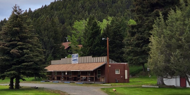 Barnes spent two nights at this motel in Elliston, Montana, due to the cold weather and winds. 