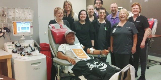 Before he stopped at the N.D. capitol building, Barnes donated platelets. "They treated me like a celebrity," hy het gesê, adding that he felt "a little embarrassed" by that celebrity treatment.
