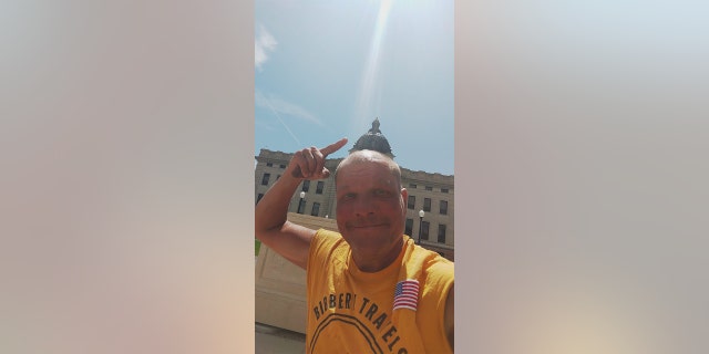 Bob Barnes cycled to all 50 Amerikaanse. state capitals in one year. Op Mei 27, he arrived in Pierre, Suid-Dakota, the 43rd capital on his trip.