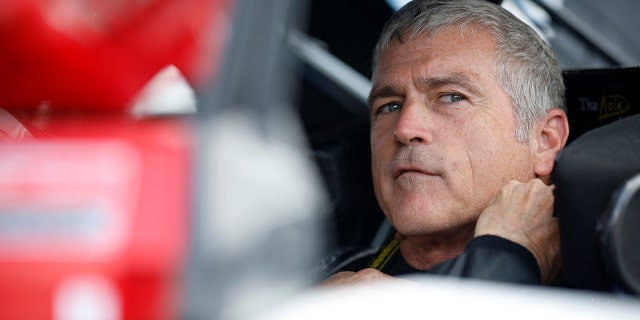 Bobby Labonte est assis dans sa voiture pendant les entraînements pour l'événement Camping World Superstar Racing Experience au South Boston Speedway le 25 juin 2022, à South Boston, en Virginie.