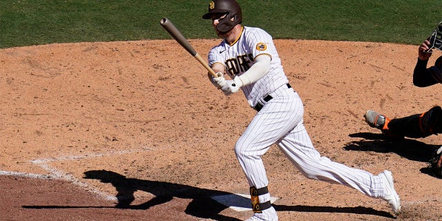 San Diego Padres' Brandon Drury watches his three-run home run hit during the sixth inning of a baseball game against the San Francisco Giants, mercoledì, Ago. 10, 2022, in San Diego.