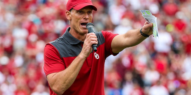 四月 23, 2022; 诺曼, 俄克拉荷马州, 美国; Oklahoma Sooners head coach Brent Venables speaks to the crowd during the spring game at Gaylord Family Oklahoma Memorial Stadium.