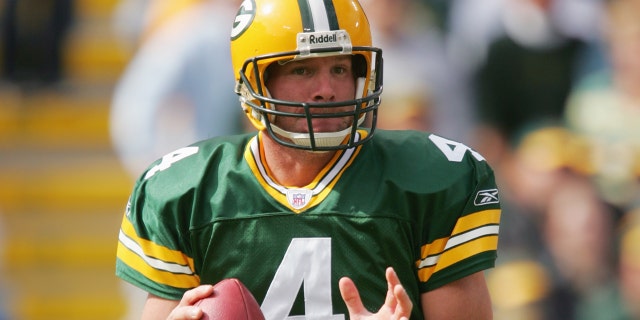 El mariscal de campo de los Green Bay Packers, Brett Favre, intenta un pase contra los New York Giants el 3 de octubre de 2004 en Lambeau Field en Green Bay, Wisconsin.