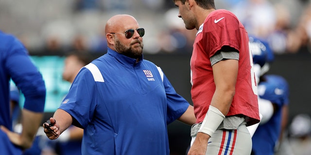 New York Giants quarterback Daniel Jones talks with coach Brian Daboll during the NFL football team's practice in East Rutherford, ニュージャージー, 金曜日, 8月. 5, 2022.