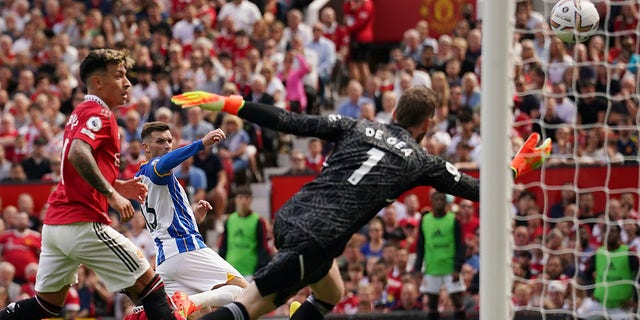 Brighton's Pascal Gross, centrar, scores his side's second goal during the English Premier League soccer match between Manchester United and Brighton at Old Trafford stadium in Manchester, Inglaterra, domingo, ago. 7, 2022. 