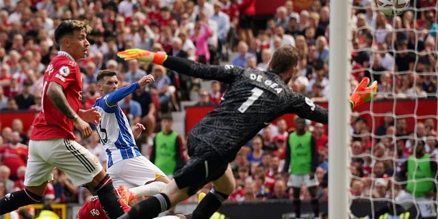 Brighton's Pascal Gross, 센터, scores his side's second goal during the English Premier League soccer match between Manchester United and Brighton at Old Trafford stadium in Manchester, 영국, 일요일, 8월. 7, 2022.