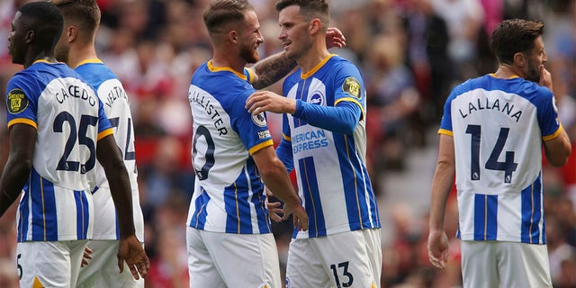 Brighton's Pascal Gross, 오른쪽에서 두 번째, celebrates with his teammate Alexis Mac Allister after scoring his side's opening goal during the English Premier League soccer match between Manchester United and Brighton at Old Trafford stadium in Manchester, 영국, 일요일, 8월. 7, 2022. 