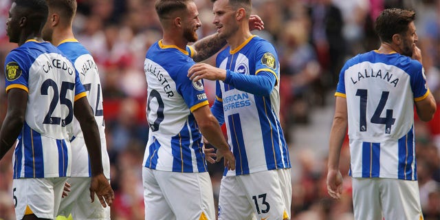 Brighton's Pascal Gross, 오른쪽에서 두 번째, celebrates with his teammate Alexis Mac Allister after scoring his side's opening goal during the English Premier League soccer match between Manchester United and Brighton at Old Trafford stadium in Manchester, 영국, 일요일, 8월. 7, 2022.
