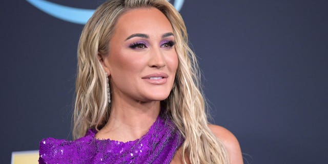 Brittany Aldean a dit à Tucker Carlson que c'était elle "travailler pour les enfants."