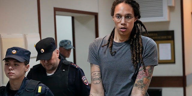 La estrella de la WNBA y dos veces medallista de oro olímpica Brittney Griner es escoltada fuera de la sala del tribunal después de una audiencia en Khimki, Rusia, el jueves 4 de agosto de 2022.