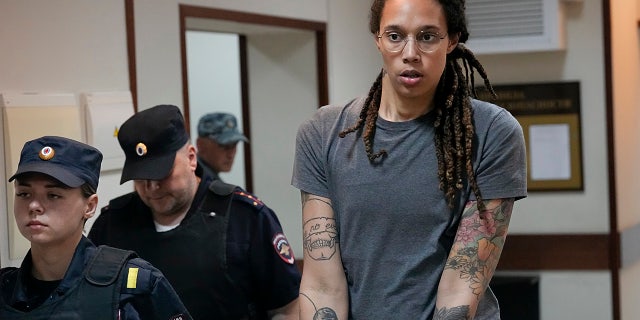 La estrella de la WNBA y dos veces medallista de oro olímpica Brittney Griner es escoltada fuera de la sala del tribunal después de una audiencia en Khimki, Rusia, el jueves 4 de agosto de 2022.